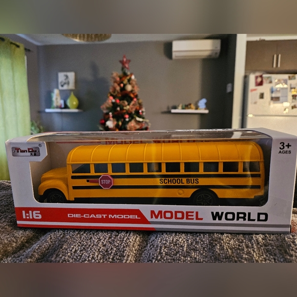 Die-Cast World Model School Bus Toy - Picture 7 of 8